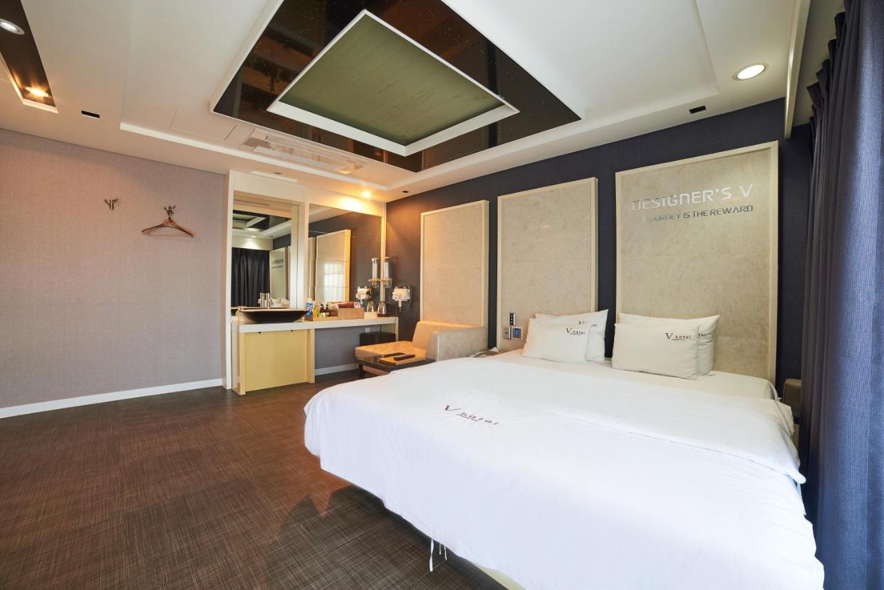 Busan Premium V Hotel Bagian luar foto