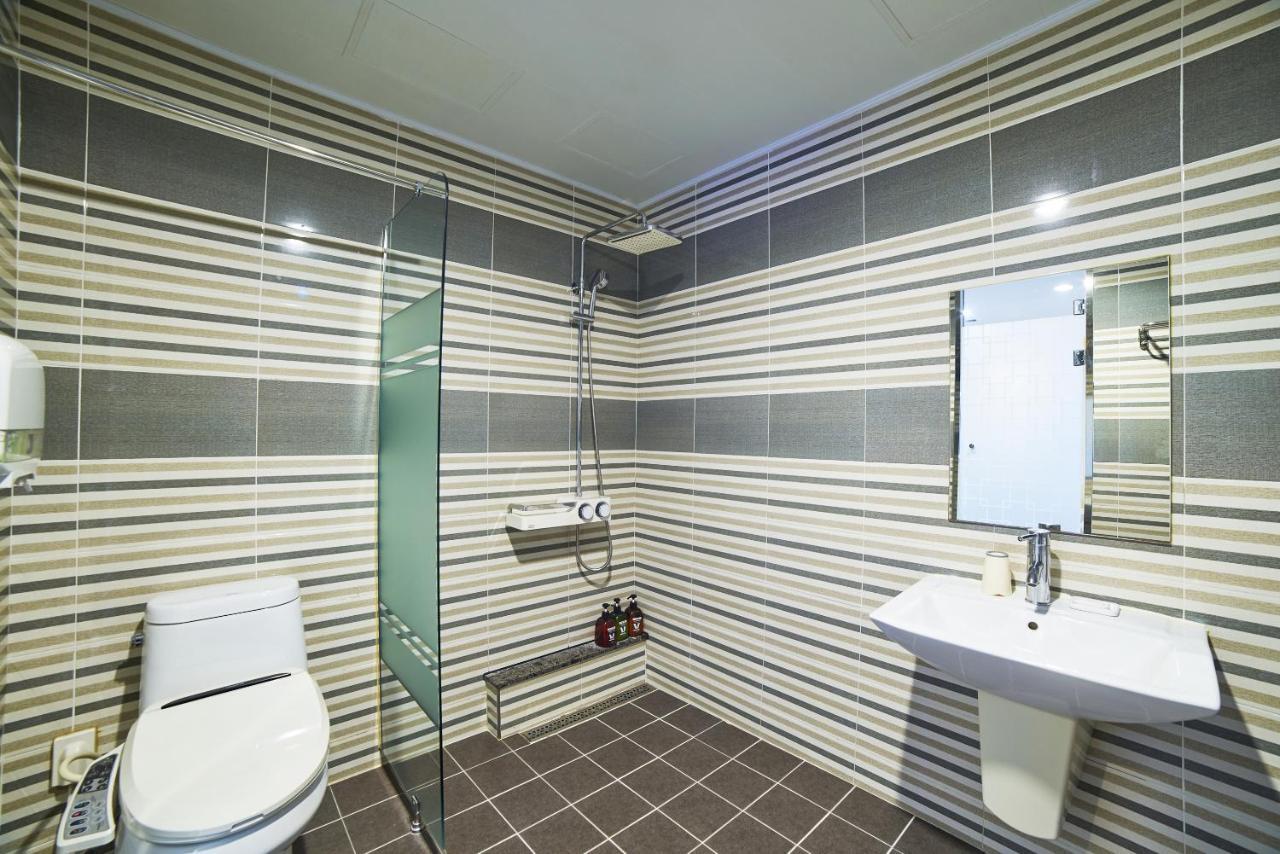 Busan Premium V Hotel Bagian luar foto