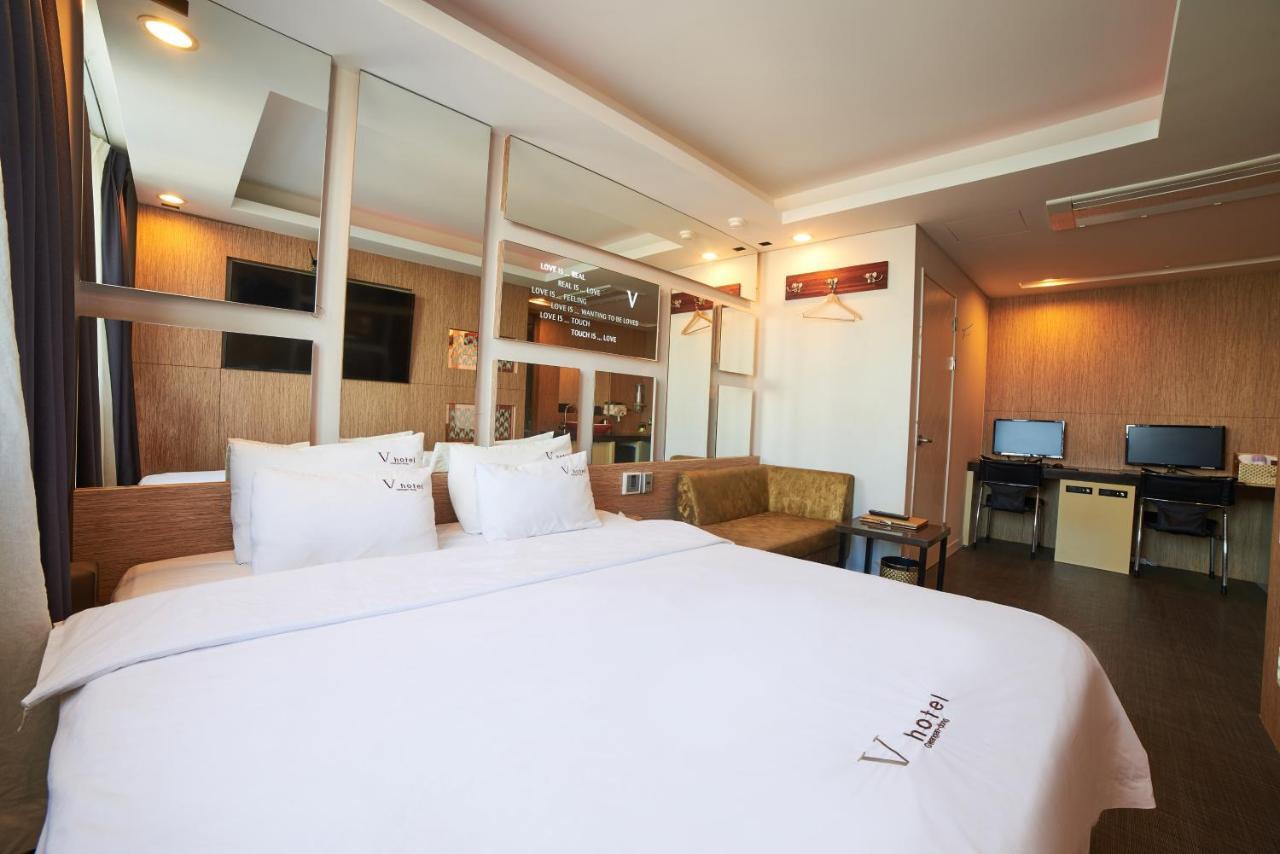 Busan Premium V Hotel Bagian luar foto