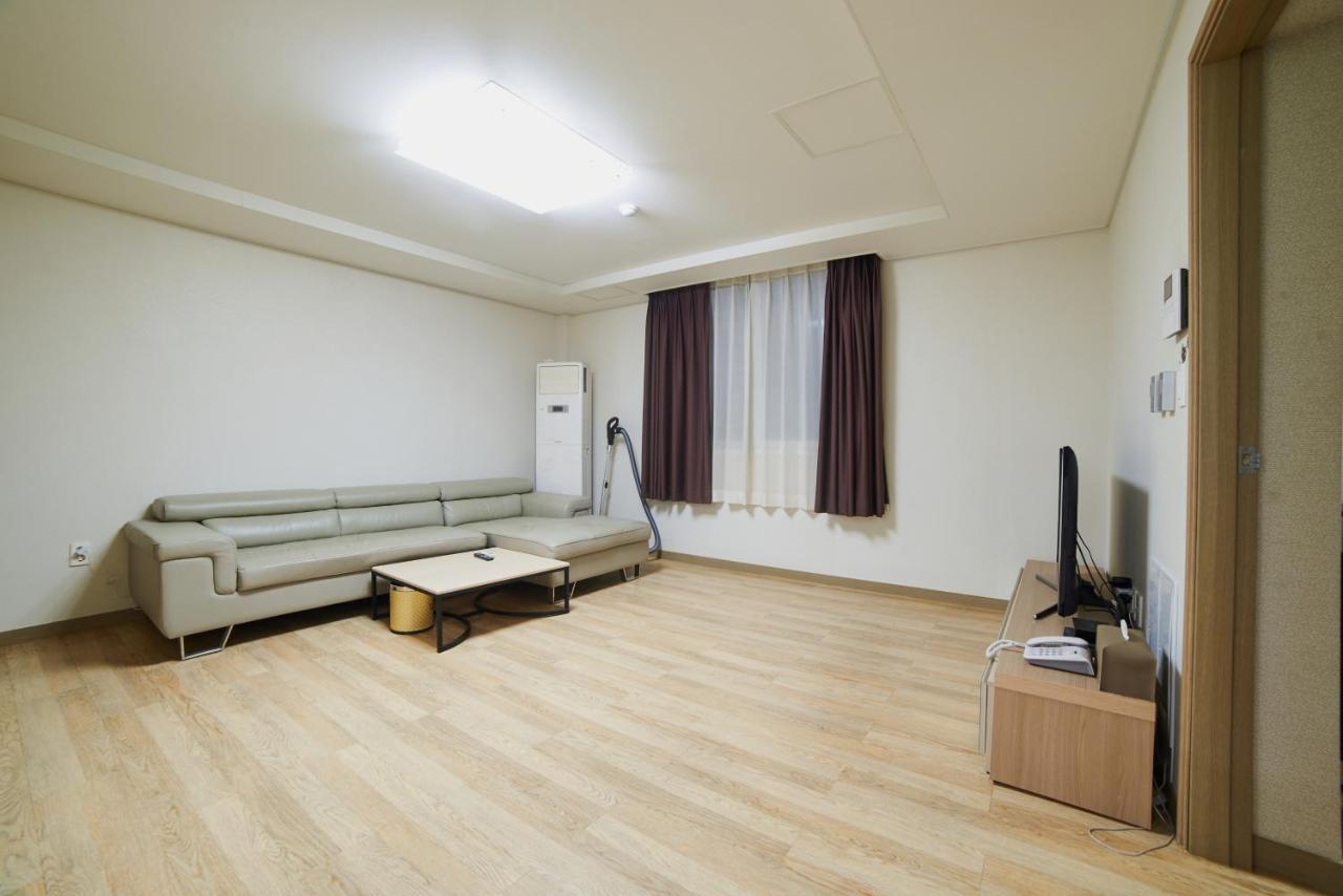 Busan Premium V Hotel Bagian luar foto