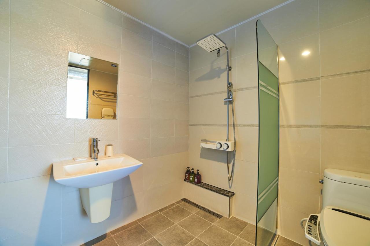 Busan Premium V Hotel Bagian luar foto