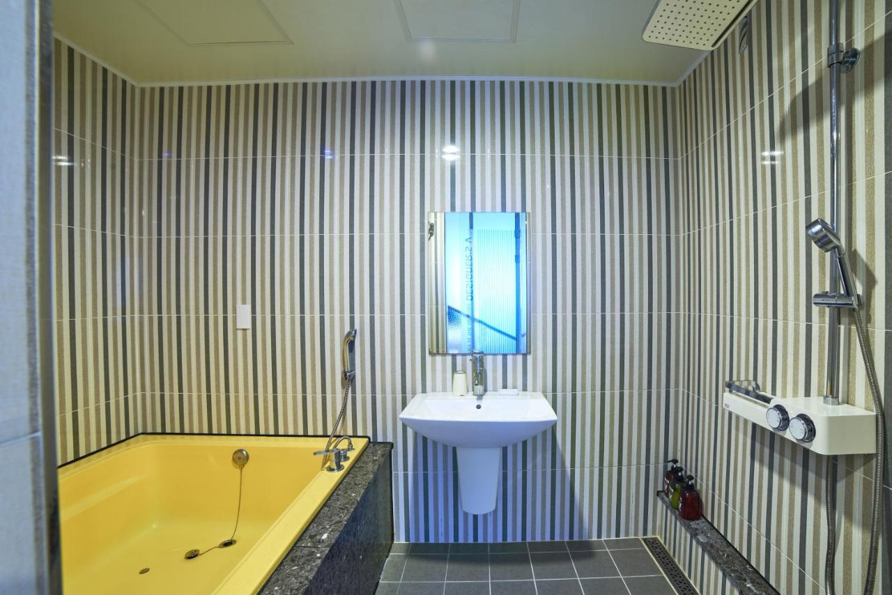 Busan Premium V Hotel Bagian luar foto