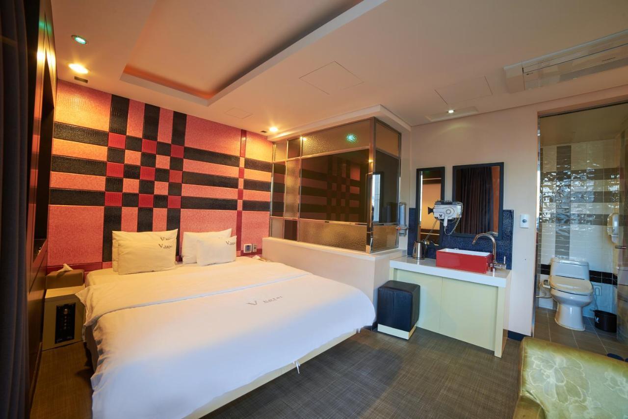 Busan Premium V Hotel Bagian luar foto