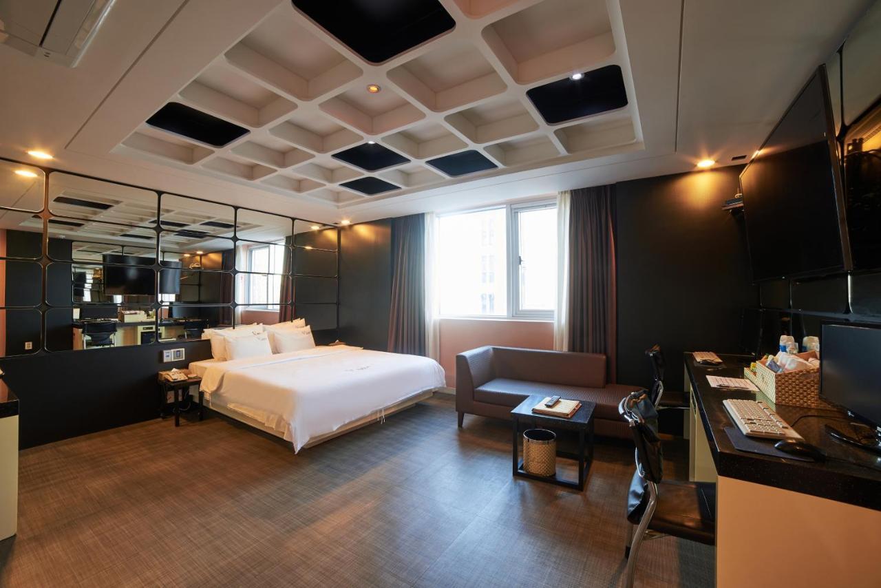 Busan Premium V Hotel Bagian luar foto