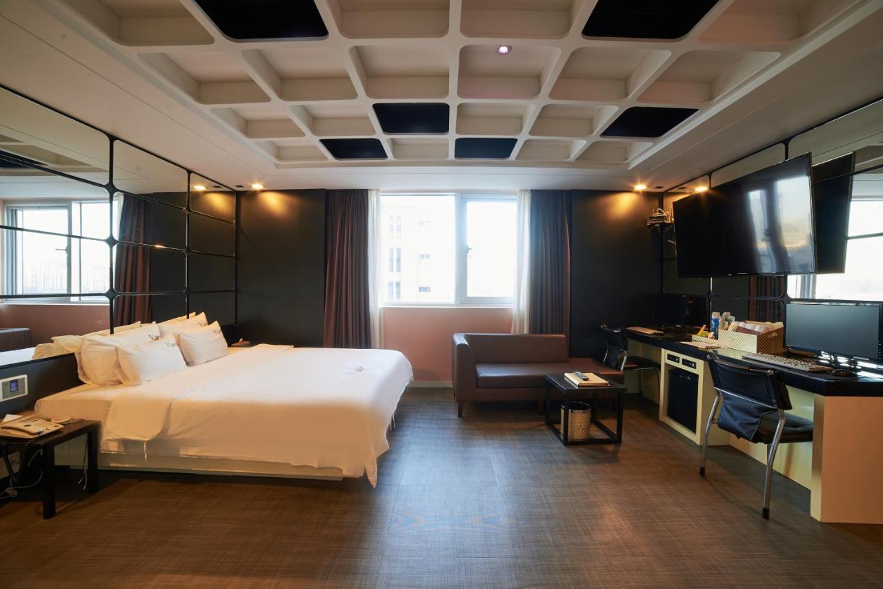 Busan Premium V Hotel Bagian luar foto
