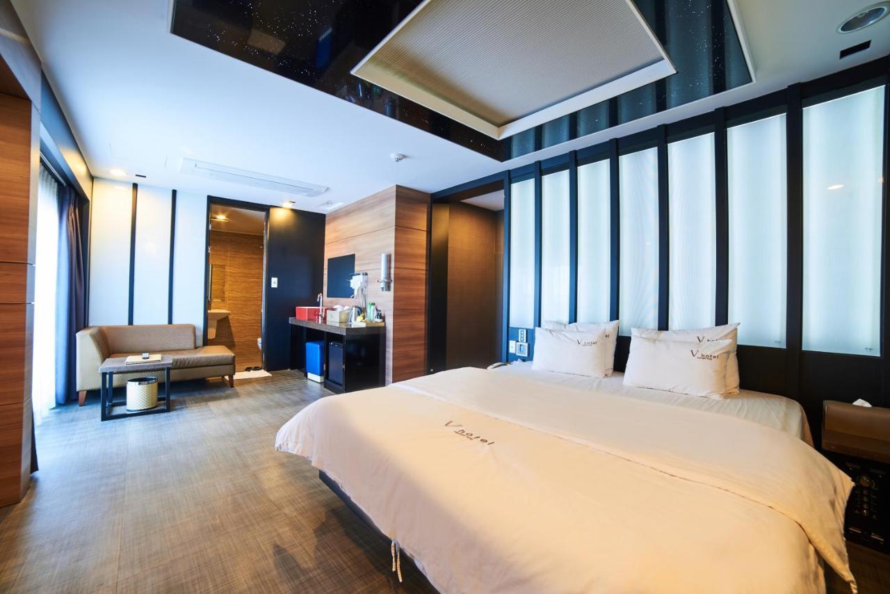 Busan Premium V Hotel Bagian luar foto