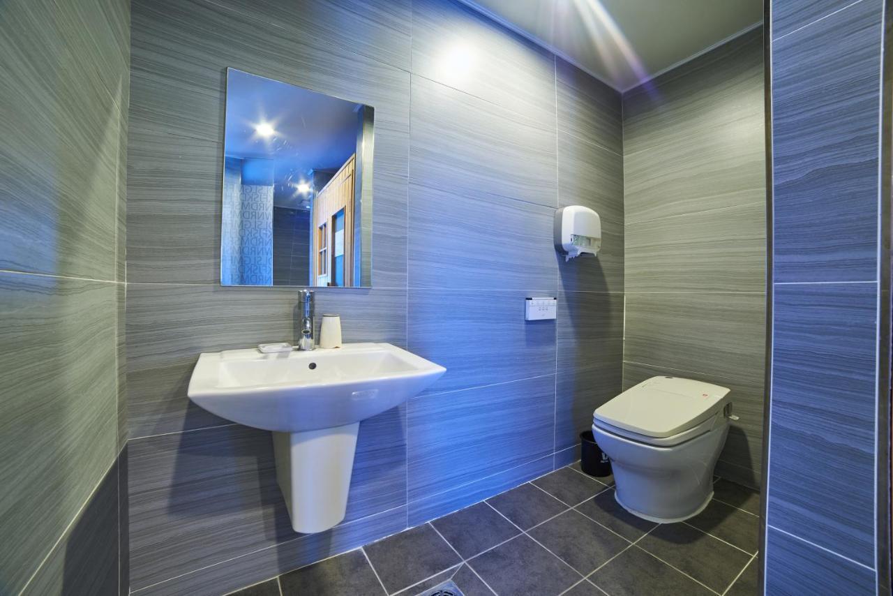 Busan Premium V Hotel Bagian luar foto