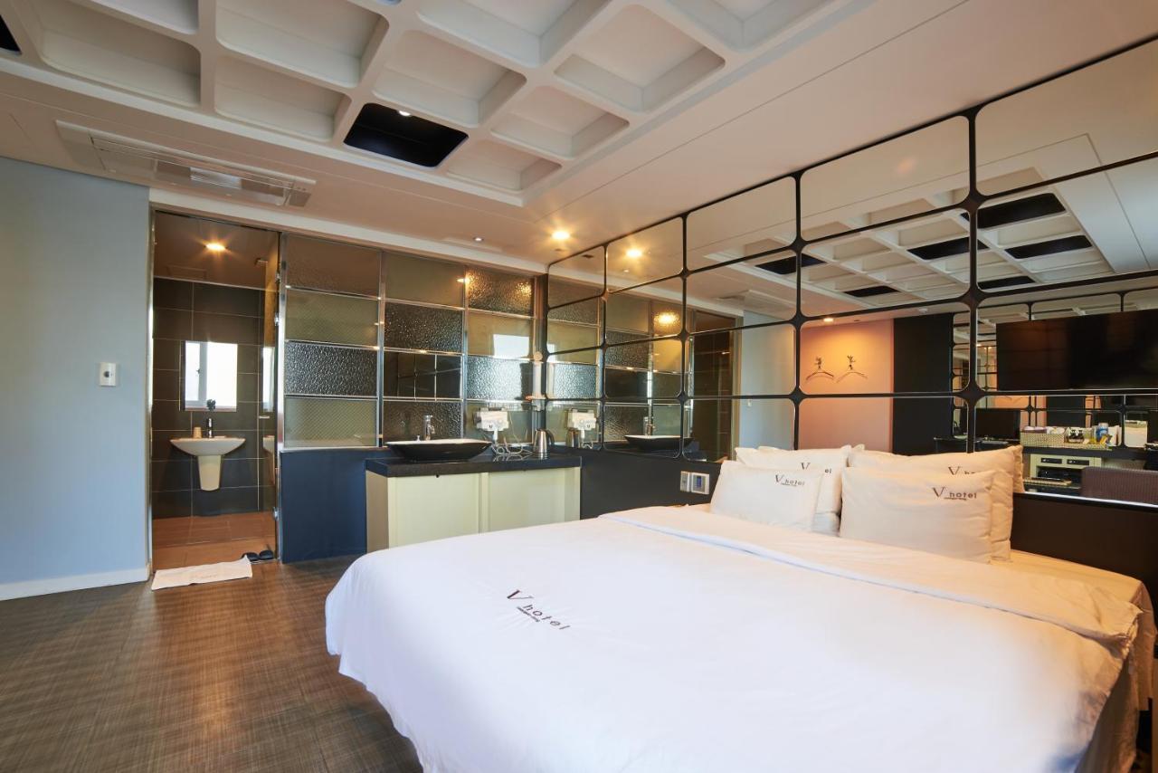 Busan Premium V Hotel Bagian luar foto