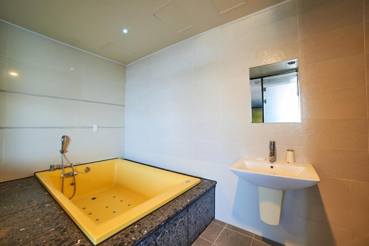 Busan Premium V Hotel Bagian luar foto