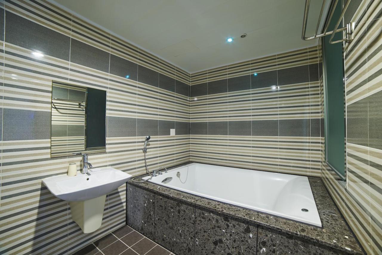 Busan Premium V Hotel Bagian luar foto